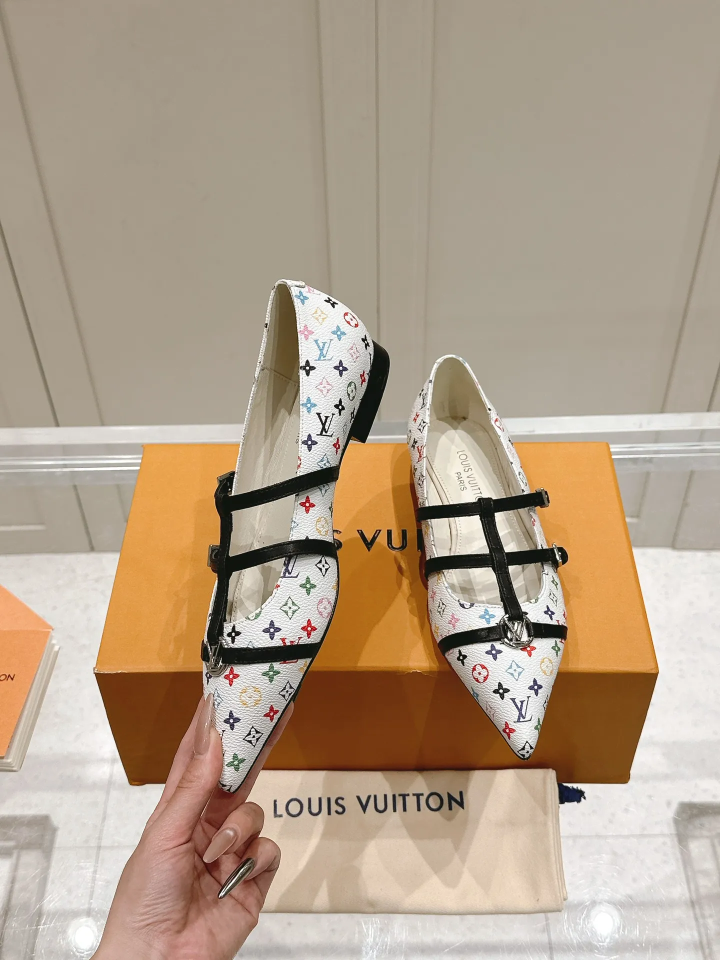 👟👟Ex-factory price 680👟👟 L V➕ Murakami Takashi co-branded series top quality louis vuitton ss25 new arrival～ LV.2025 spring and summer series｜new pointed toe high heels🆕 The small pointed toe of the eagle is matched with a hollow leather strip and a small square buckle to adjust the tightness, and the LV hardware "logo" is embellished, and the details and texture are particularly high-end! The sharp styling effect is a visual feast💯It is difficult to conceal the elegant temperament of LV. It is easy to wear, comfortable, sexy and exquisite ~ Grade A sheepskin lining is soft and breathable. The genuine leather outsole imported from Italy is easy to wear and will not tire your feet. Size: 35-40 (41 customized items are non-refundable)